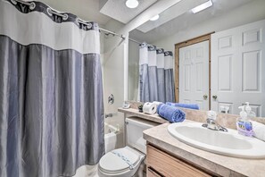 Hair dryer, towels - Tannersville Townhome, Near Camelback Mtn! (Tannersville)