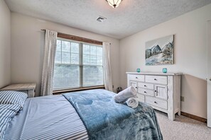 3 bedrooms, WiFi, bed sheets - Tannersville Townhome, Near Camelback Mtn! (Tannersville)