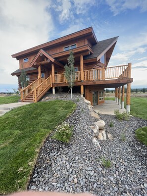 Exterior - Bucket List Adventure Lodge. Newly built! Grill, Fire pit, Parking (Island Park)