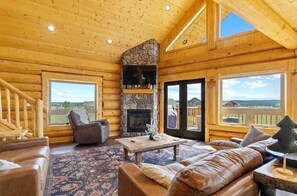 Smart TV, fireplace, video games, DVD player - Bucket List Adventure Lodge. Newly built! Grill, Fire pit, Parking (Island Park)