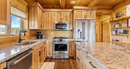 Bucket List Adventure Lodge. Newly built! Grill, Fire pit, Parking