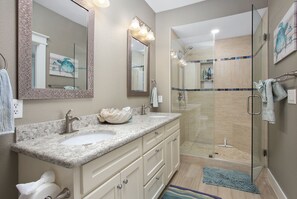 Combined shower/bathtub, towels
