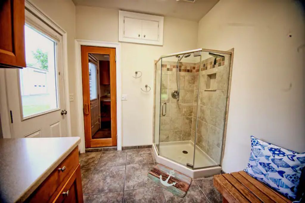 Une salle de bain avec une douche, un lavabo et des toilettes.