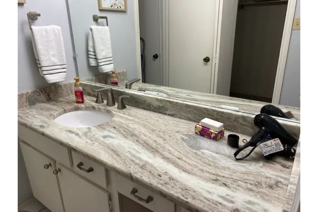 Lovely 2 bed Condo with pool near Lake Ray Hubbard