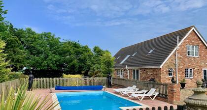 Luxury Holiday Home With Pool - Sleeps 19