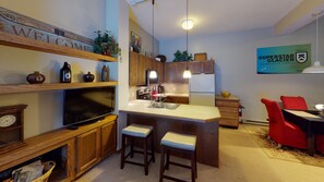 Condo, 1 Bedroom | Private kitchen | Oven