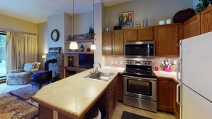 Condo, 1 Bedroom | Private kitchen | Oven