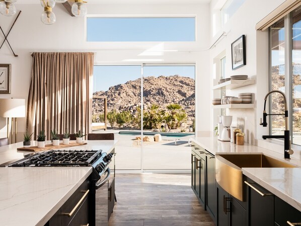 Réfrigérateur, four à micro-ondes, un four, surface de cuisson