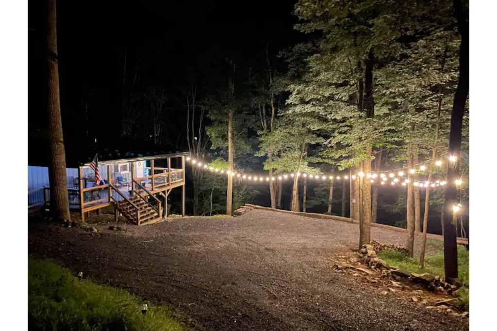 Peaceful 2 bedroom cottage in Lost River w/ stream