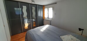2 Schlafzimmer, Schreibtisch, Bügeleisen/Bügelbrett, Reisekinderbett