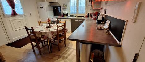 Jääkaappi, mikroaaltouuni, uuni, liesi