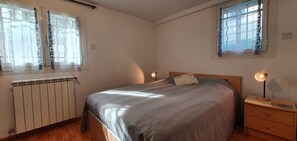 1 chambre, bureau, fer et planche à repasser, lit parapluie