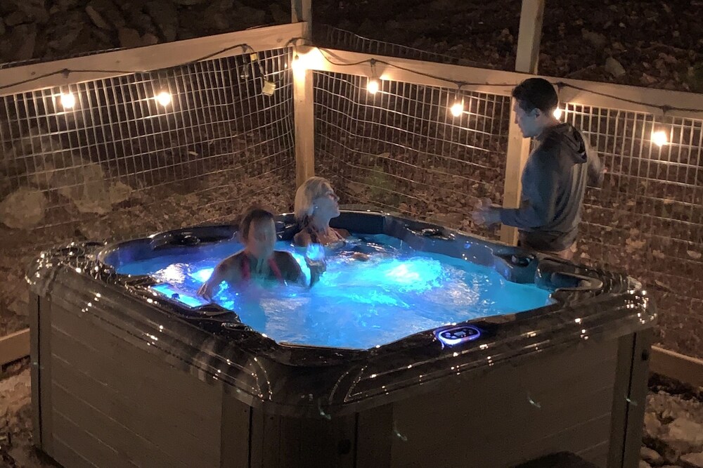 Dog Daze North- N.H. Lakes Region-new hot tub-yard games-fire pit sleeps 8