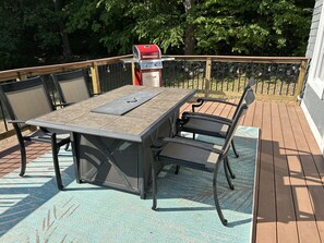 Outdoor dining - Lakes Region Retreat, Hot Tub, Concerts, Dogs Ok (Gilmanton)
