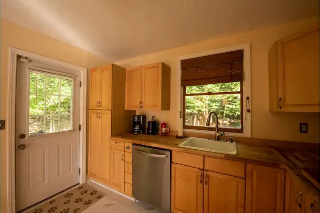 Dog Daze North- N.H. Lakes Region-new hot tub-yard games-fire pit sleeps 8