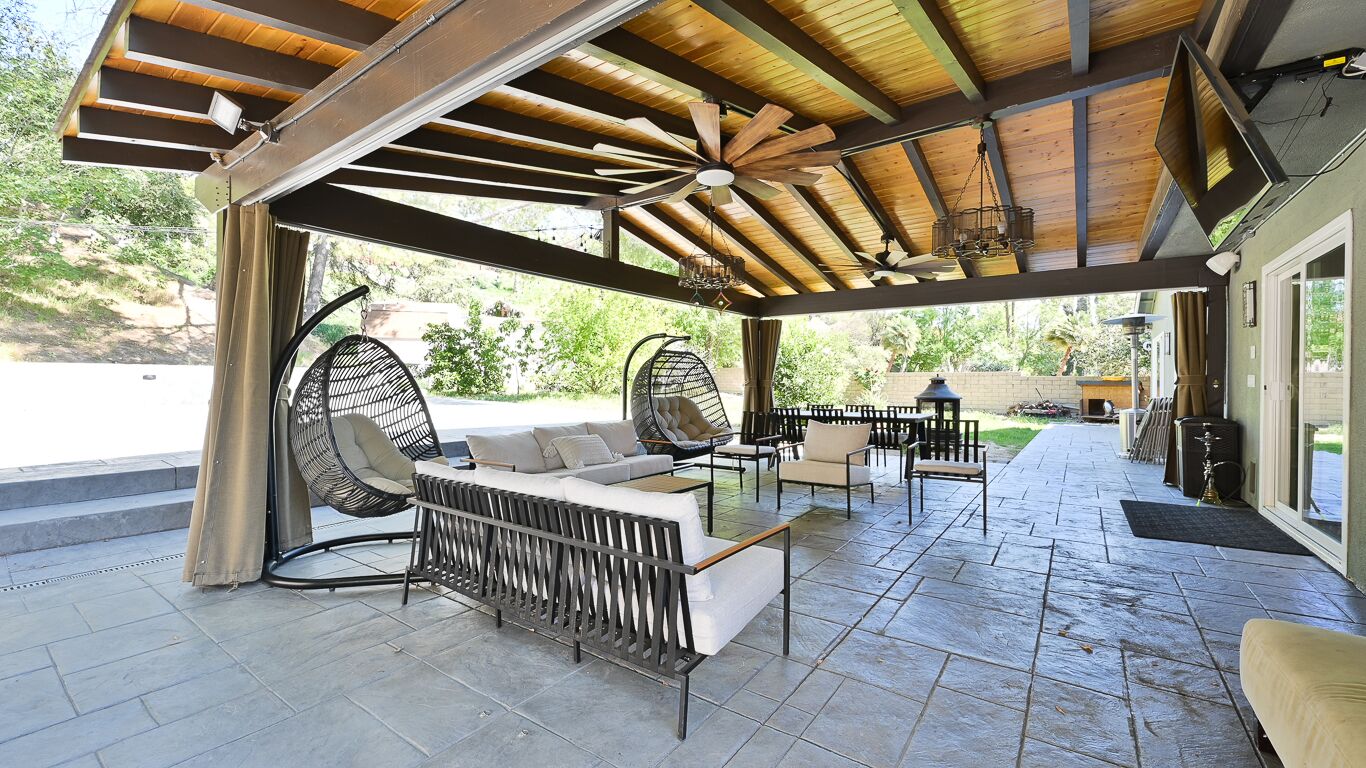 Luxury HIGH ceiling. Large patio, beautiful VIEW. Best in Granada Hills, LA. 
