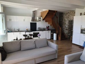 Télévision, lecteur de DVD, livres