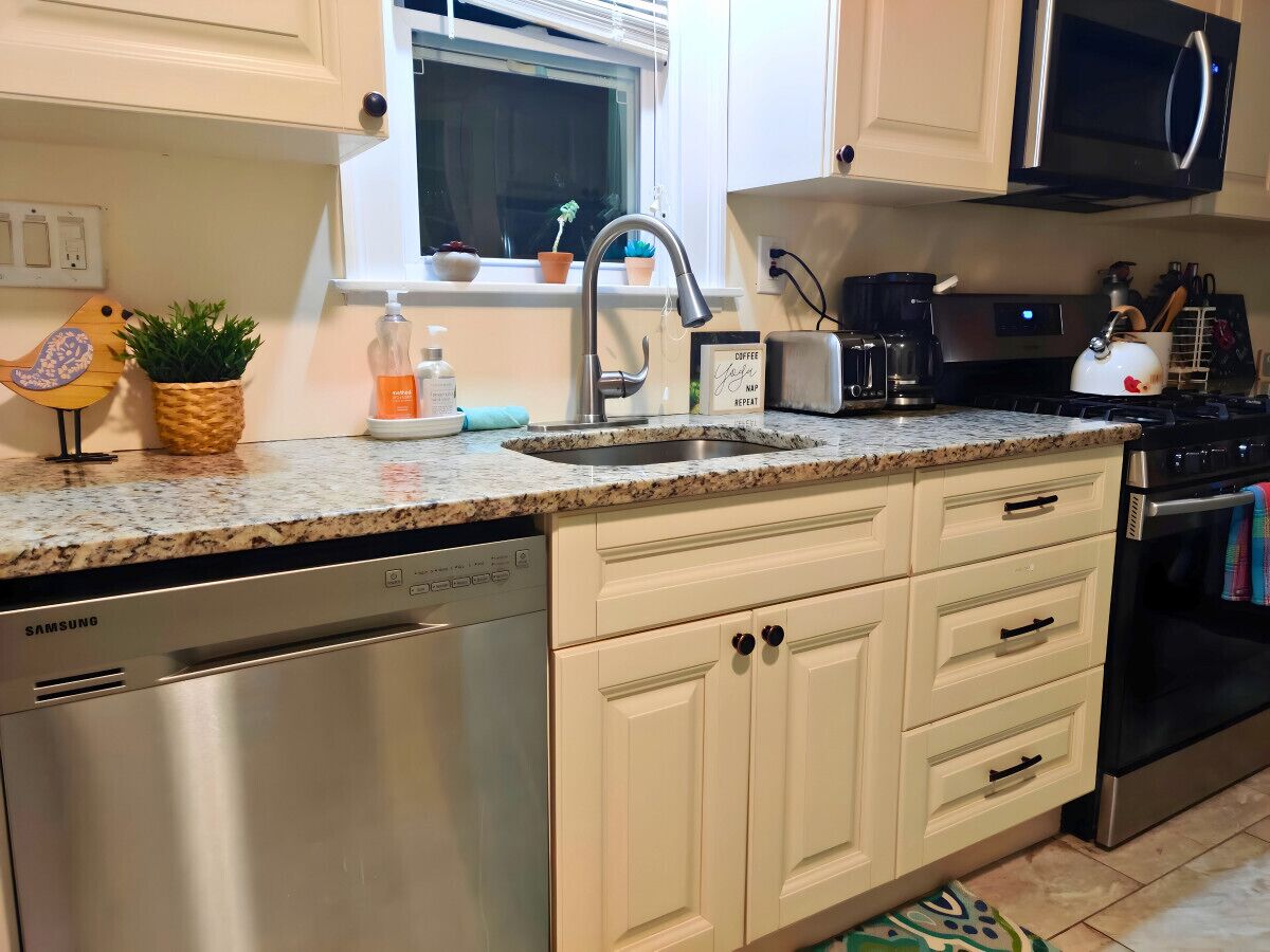 Desirable 3 BR Cape East Hartford CT - Free Parking + Wifi