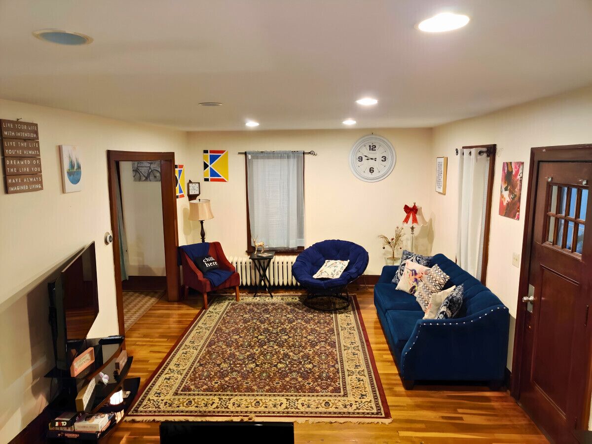 Desirable 3 BR Cape East Hartford CT - Free Parking + Wifi
