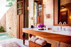 Hair dryer, slippers, towels - Hacienda San Antonio Hool (Mérida)