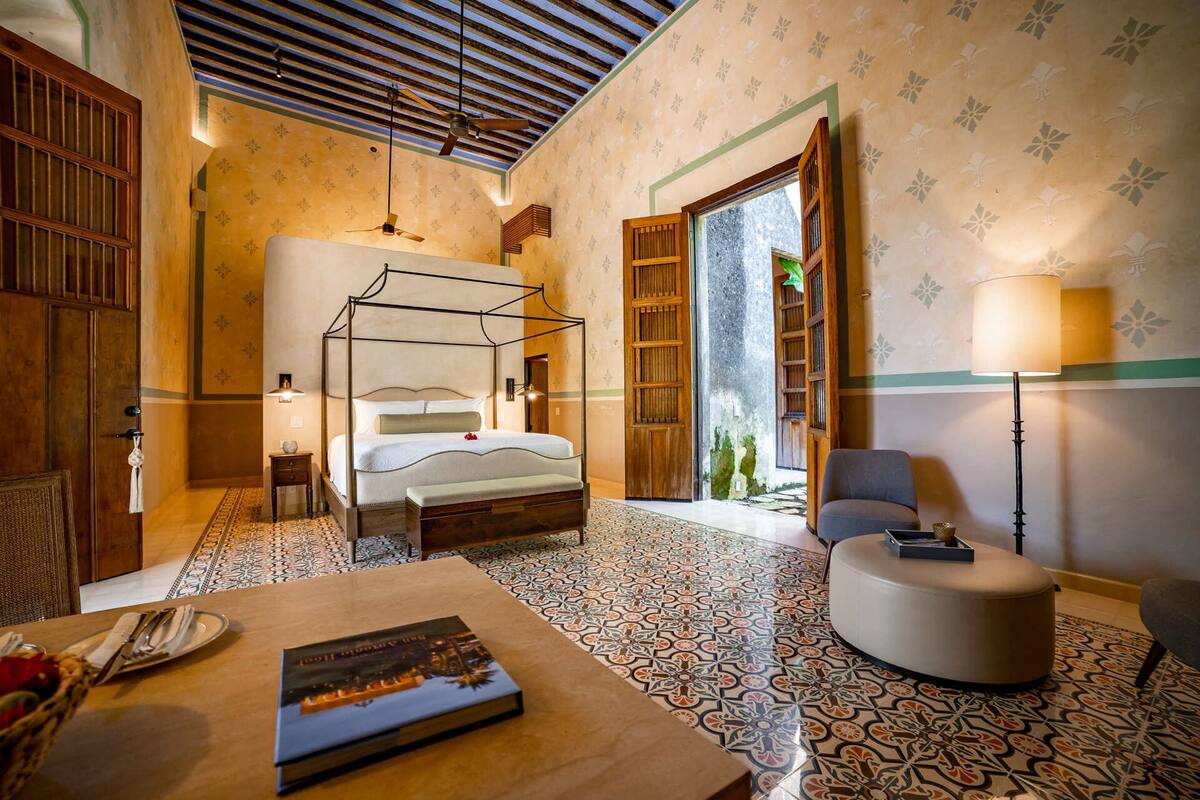 Premium bedding, in-room safe, desk, laptop workspace