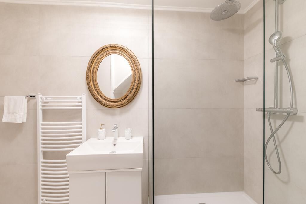 Penthouse | Bathroom | Shower, designer toiletries, hair dryer, towels