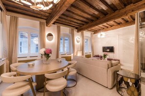 Appartamento Deluxe | Area soggiorno | Smart TV
