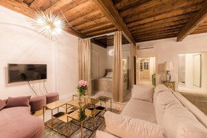 华丽公寓 | 办公桌、免费婴儿床、免费 WiFi、床单