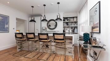 Basic Apartment, 2 Double Beds | Private kitchen | Fridge, microwave, oven, stovetop