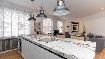 Basic Apartment, 2 Double Beds | Private kitchen | Fridge, microwave, oven, stovetop