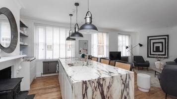 Basic Apartment, 2 Double Beds | Private kitchen | Fridge, microwave, oven, stovetop