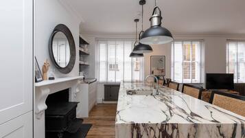 Basic Apartment, 2 Double Beds | Private kitchen | Fridge, microwave, oven, stovetop