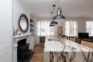 Basic Apartment, 2 Double Beds | Private kitchen