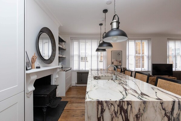 Basic Apartment, 2 Double Beds | Private kitchen | Fridge, microwave, oven, stovetop - Stylish 2 Bedroom Apartment Near Oxford Street (London)