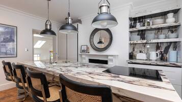 Basic Apartment, 2 Double Beds | Private kitchen | Fridge, microwave, oven, stovetop