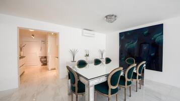 Deluxe Penthouse | Dining room