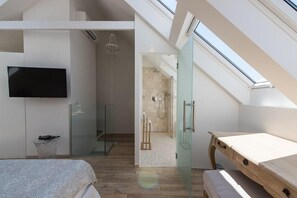 Deluxe Penthouse | Premium bedding, individually decorated, individually furnished