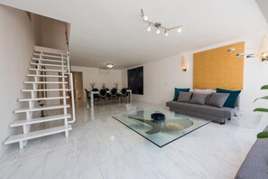 豪華頂樓客房 | 起居區 | 65-吋智慧型電視、數位頻道、電視