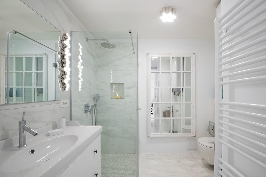 Perlengkapan mandi gratis, pengering rambut, handuk, dan sabun