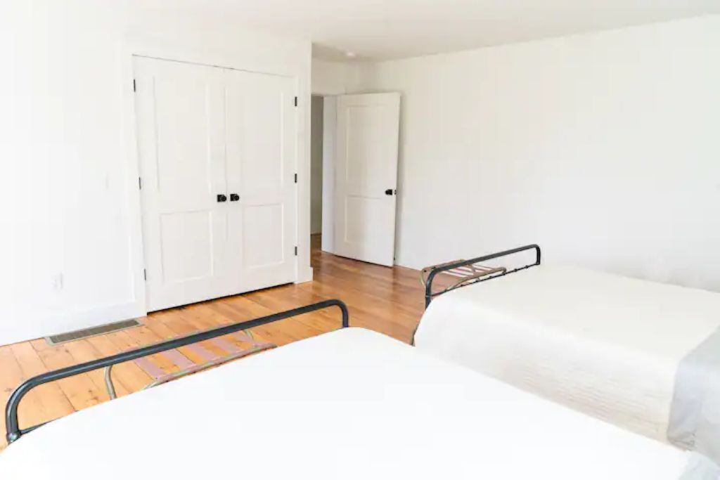 Bright and Airy 5 Bedroom Farmhouse w/sunset views