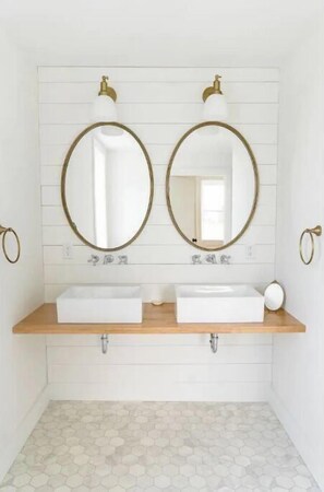 Dusche, Handtücher, Toilettenpapier