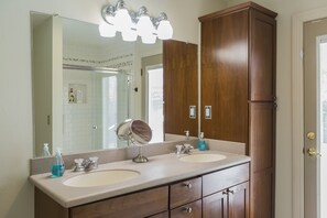 Ensemble douche/baignoire, sèche-cheveux, serviettes fournies, savon