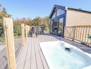 Cottage | Outdoor spa tub - Posh Pod (Cemaes Bay)