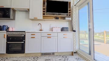 Cottage | Private kitchen | Fridge, electric kettle, toaster, cookware/dishes/utensils