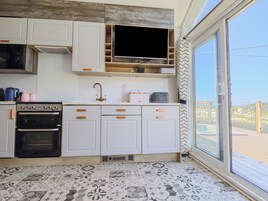 Cottage | Private kitchen | Fridge, electric kettle, toaster, cookware/dishes/utensils