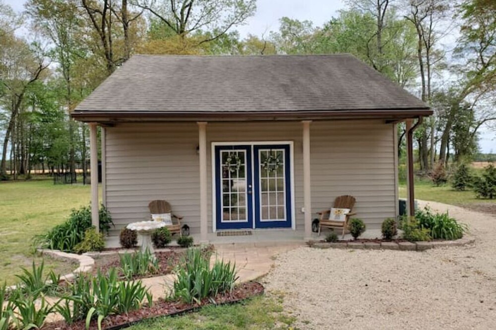 Tiny FARM Cottage - POOL - 30 Min to BEACH