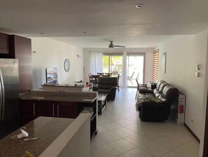 Smart TV - Walking distance to everything on Simpson bay area Restaurants, Beach, Nite Life (Simpson Bay)