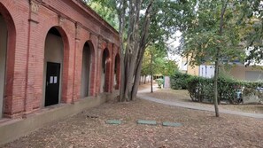 المنطقة المحيطة بالمنشأة