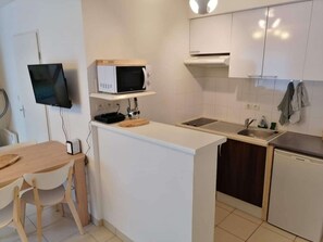 Réfrigérateur, micro-ondes, plaque de cuisson, cafetière/bouilloire