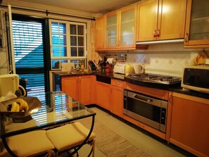 Refrigerador, parrilla de estufa y comedor